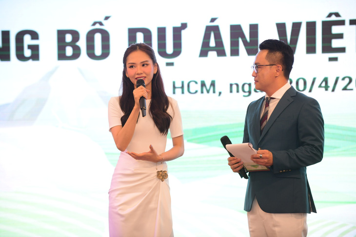 Hoa hậu Mai Phương chia sẻ tại hội thảo - Ảnh: QUANG ĐỊNH