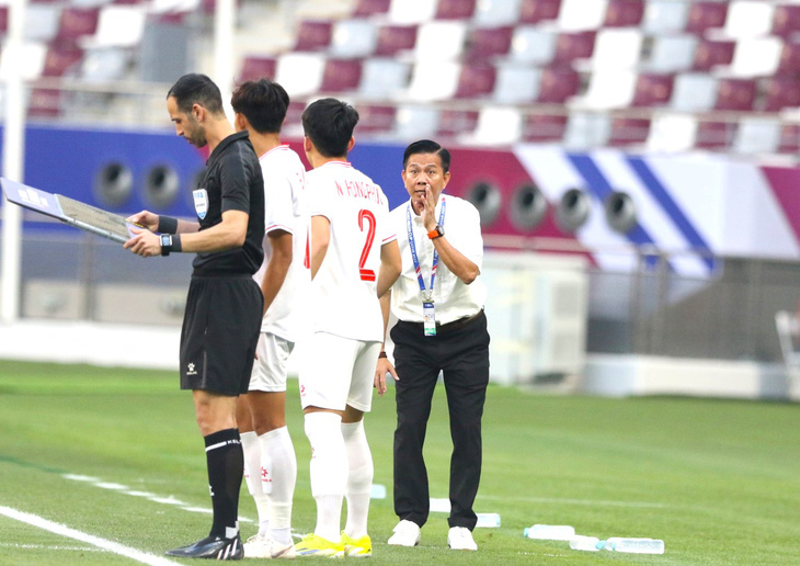 HLV Hoàng Anh Tuấn chỉ đạo U23 Việt Nam trong trận đấu với U23 Malaysia - Ảnh: VFF