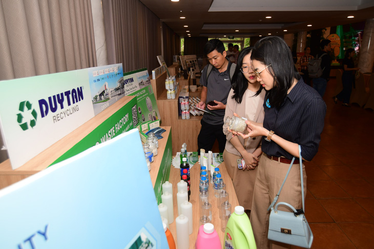 Các đại biểu và khách mời tham quan sản phẩm xanh trưng bày tại chương trình - Ảnh: QUANG ĐỊNH