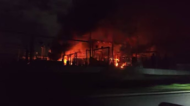 Kho nhiên liệu ở khu vực Smolensk của Nga bốc cháy sau vụ drone Ukraine tấn công vào đêm 19 sáng 20-4 - Ảnh: PRAVDA