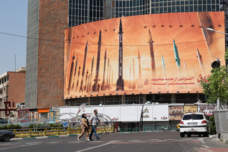 Tấm biển chống Israel có hình tên lửa Iran tại Tehran vào ngày 19-4 - Ảnh: Reuters