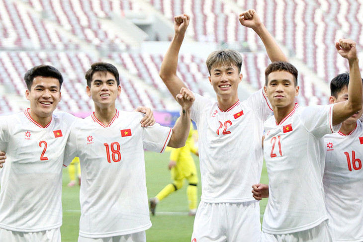 Khuất Văn Khang (số 18) ăn mừng cùng đồng đội U23 Việt Nam trong trận thắng U23 Malaysia - Ảnh: VFF