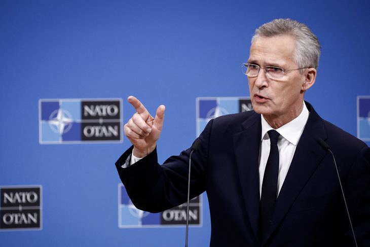 Tổng thư ký NATO Jens Stoltenberg tuyên bố các nước thành viên liên minh này đã đồng ý viện trợ thêm hệ thống phòng không cho Ukraine - Ảnh: AFP