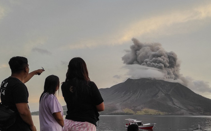 Núi lửa Indonesia phun cột tro bụi 250m khiến 11.000 người sơ tán