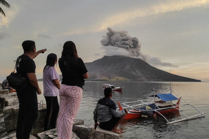 Người dân nhìn vào núi lửa Ruang trên đảo Tagulandang ở Sitaro, Bắc Sulawesi hôm 19-4. Ngọn núi lửa này tiếp tục phun trào chiều 20-4 - Ảnh: AFP