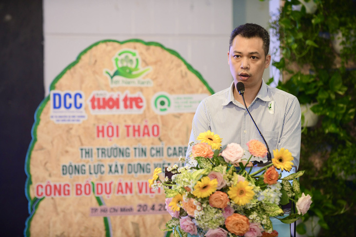 Ông Nguyễn Văn Minh - trưởng phòng kinh tế và thông tin biến đổi khí hậu - Cục Biến đổi khí hậu (Bộ Tài nguyên và Môi trường) - trao đổi về giá tín chỉ carbon - Ảnh: QUANG ĐỊNH