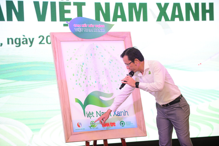 Ông Trần Xuân Toàn - Phó Tổng Biên tập Báo Tuổi Trẻ giới thiệu về Dự án Việt Nam xanh - Ảnh: QUANG ĐỊNH