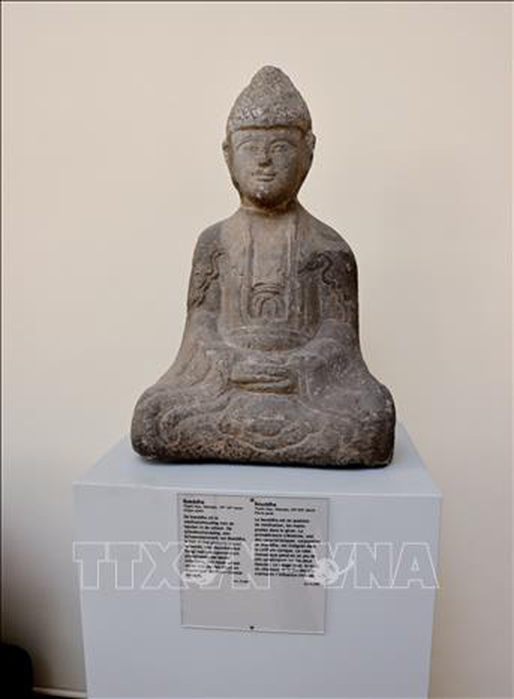 Bức tượng Phật bằng đá có niên đại từ thế kỷ V-VI, được tìm thấy tại tỉnh Thanh Hóa - Ảnh: TTXVN 
