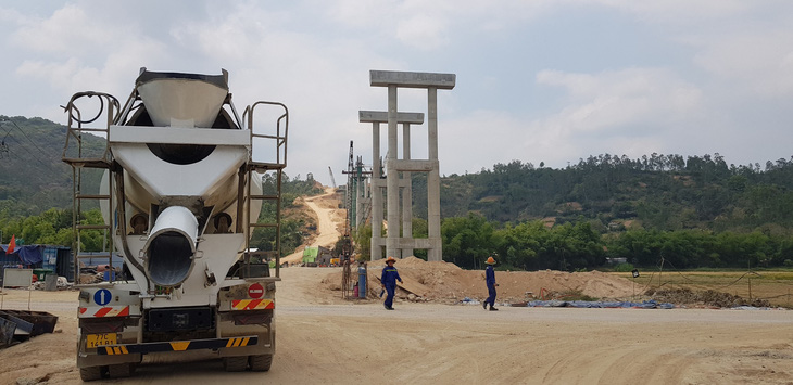 Trên công trường xây dựng cầu Kỳ Lộ ở cao tốc Bắc - Nam đoạn qua tỉnh Phú Yên, do Tập đoàn Thuận An thi công - Ảnh: NGỌC QUYỀN