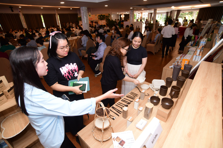 Ly, muỗng, chén làm từ bã cà phê được trưng bày tại hội thảo - Ảnh: QUANG ĐỊNH