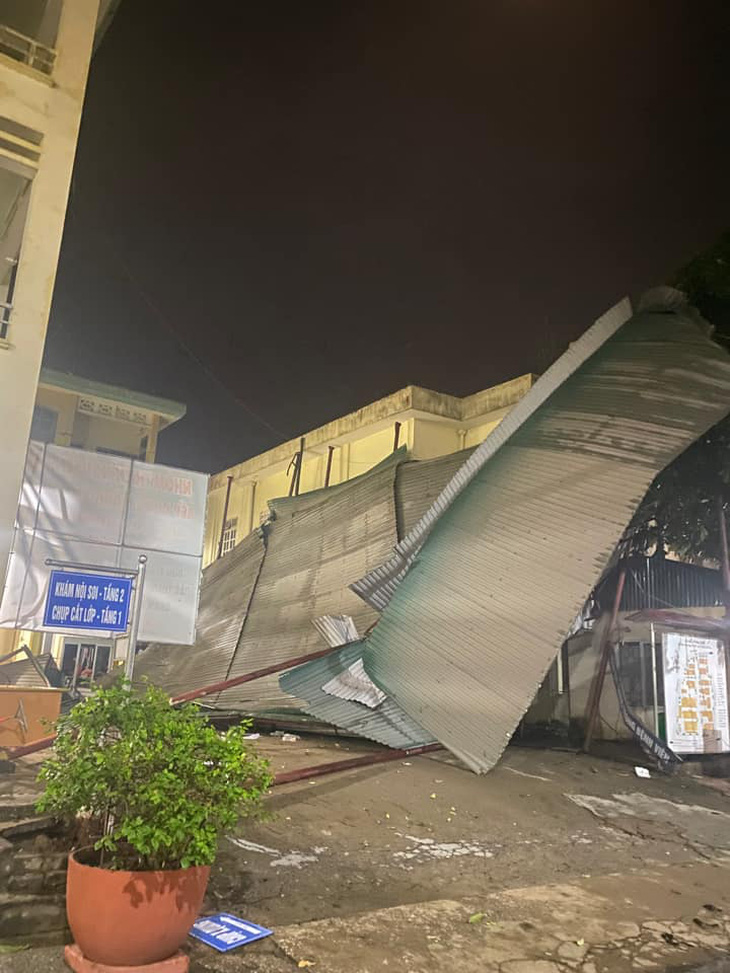 Một dãy nhà bệnh viện ở huyện Phù Yên bị bay nóc - Ảnh: V.ANH
