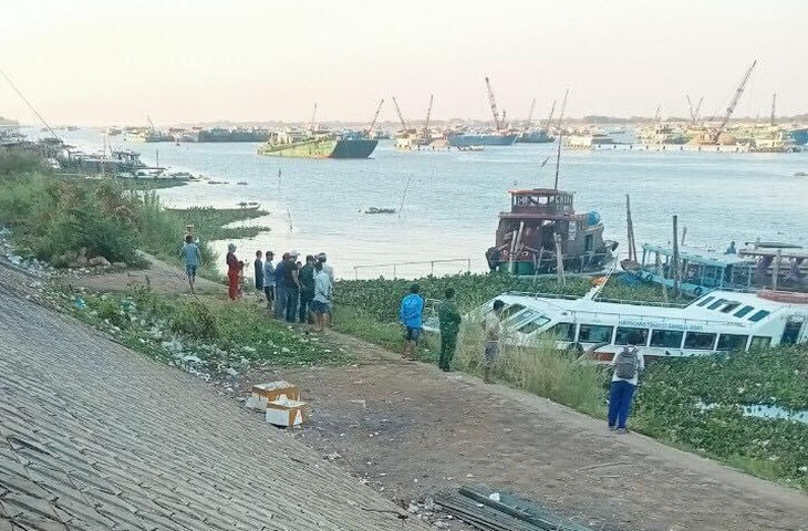 Các lực lượng chức năng đã đưa tàu và phà vào bờ để phục vụ điều tra vụ tai nạn nghiêm trọng trên sông Tiền - Ảnh: MINH KHANG