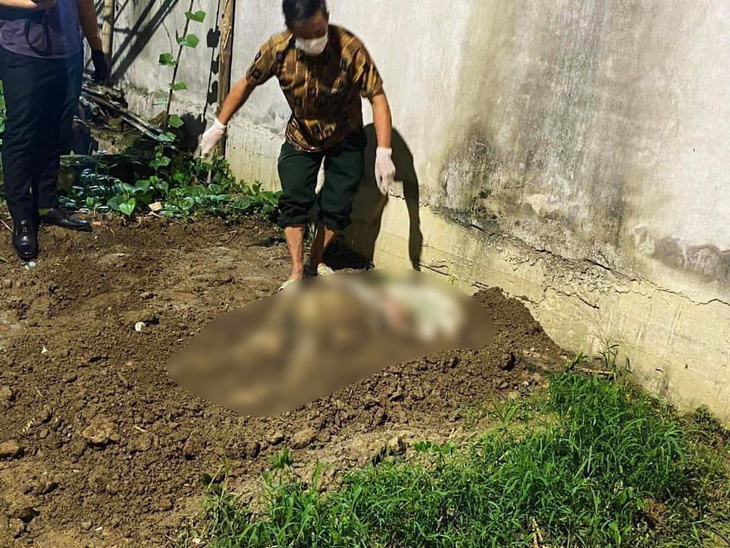 Cơ quan chức năng khai quật, phát hiện thi thể thiếu nữ 15 tuổi tại vườn nhà dân ở xã An Hồng, huyện An Dương, TP Hải Phòng - Ảnh: KIỀU MINH