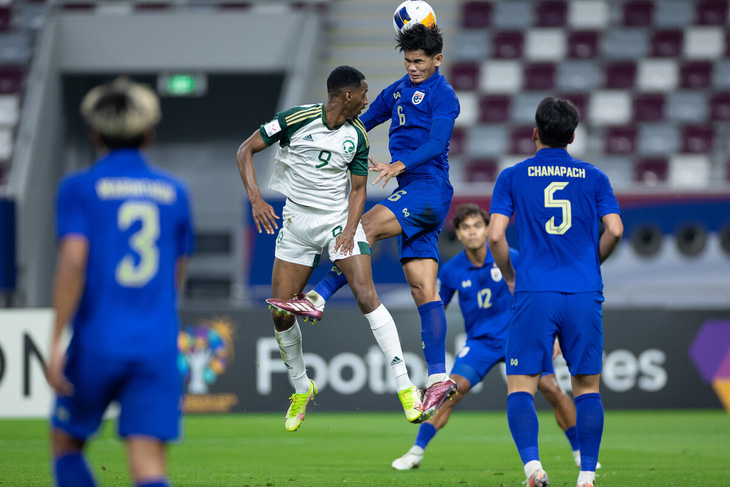 Các cầu thủ U23 Thái Lan (áo xanh) đã không thể duy trì được nền tảng thể lực đủ tốt - Ảnh: AFC