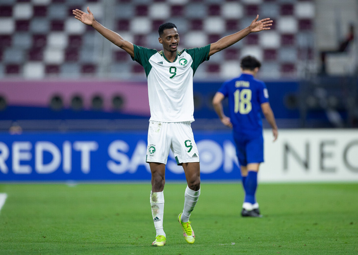 Người hùng Abdulla Radif ghi một bàn thắng gây tranh cãi trong hiệp 2 - Ảnh: AFC