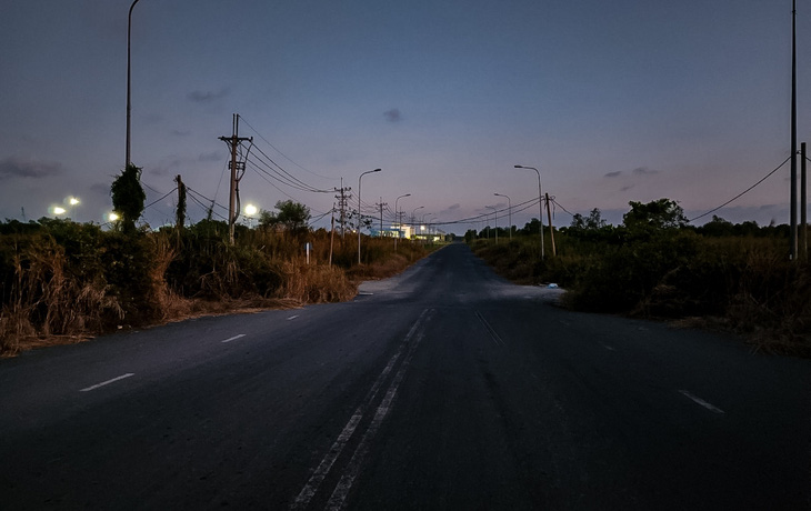 Ngoài ra, lộ trình hiện hữu có những đoạn không có đèn chiếu sáng gây mất an toàn giao thông cho người dân - Ảnh: CHÂU TUẤN