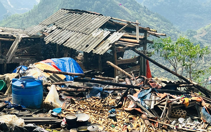 Mưa lớn kèm gió lốc gây sập nhà ở Hà Giang, một cháu bé tử vong