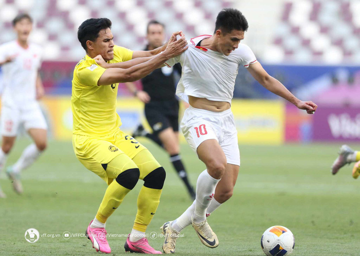 Đội tuyển U23 Việt Nam (áo trắng) trong trận thắng U23 Malaysia 2-0 - Ảnh: VFF