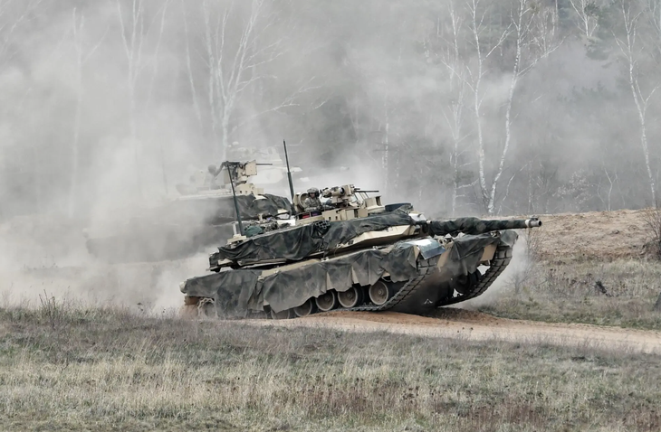 Xe tăng M1 Abrams của Mỹ có giá lên đến 10 triệu USD mỗi chiếc - Ảnh: Marcin Bielecki/EPA