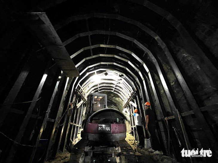 Tại một số vị trí bên trong hầm đường sắt Bãi Gió đã được đơn vi thị công gia cố bằng các khung sắt cỡ lớn - Ảnh: NGUYỄN HOÀNG