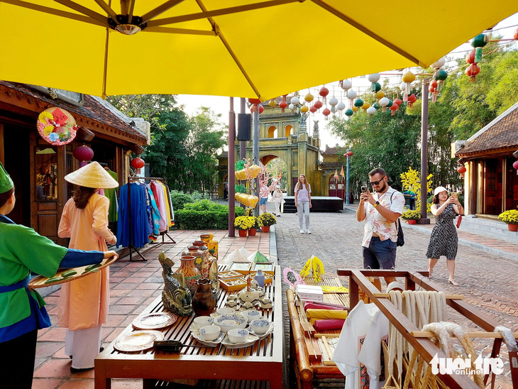 Khách du lịch trong và ngoài nước đến tham quan khu Tinh hoa Việt Nam ở Grand World Phú Quốc - Ảnh: CHÍ CÔNG