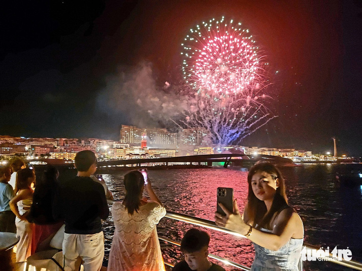 Đến Phú Quốc ngoài vui chơi, khách du lịch còn thỏa sức chiêm ngưỡng pháo hoa ở thị trấn Hoàng Hôn - Ảnh: CHÍ CÔNG