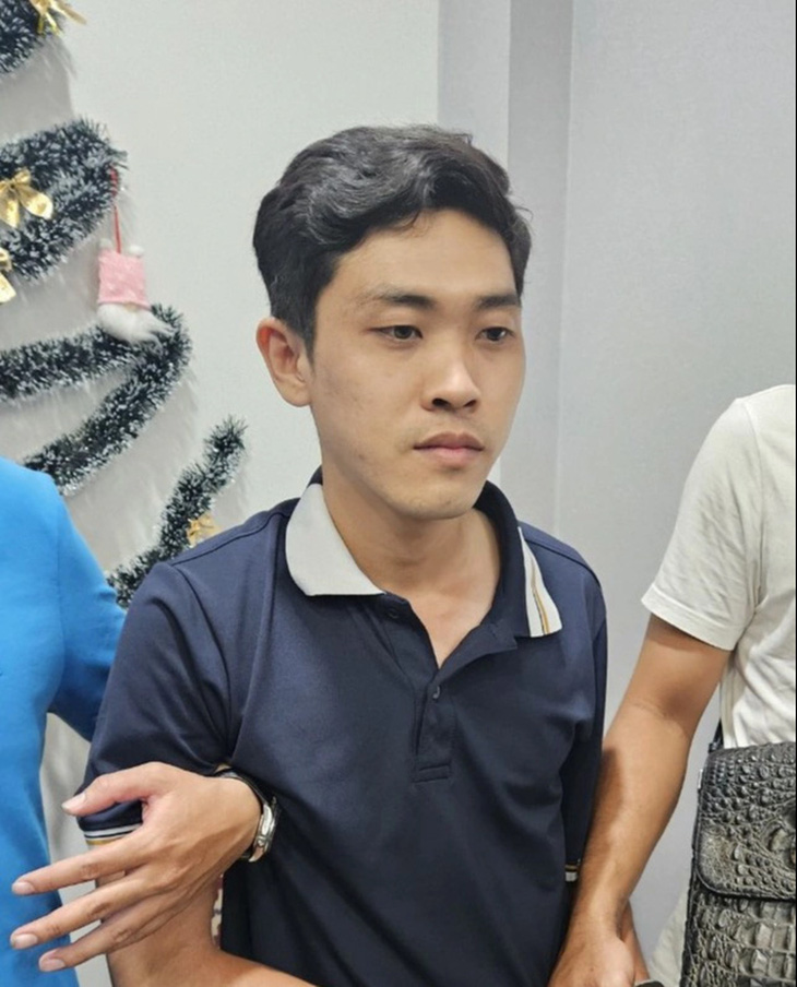 Thái Văn Trường bị bắt giữ tại TP Thuận An, tỉnh Bình Dương sau 18 giờ gây ra vụ cướp tiệm vàng ở TP Phan Thiết - Ảnh: Công an Bình Thuận