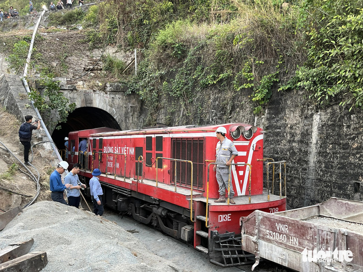 Đoàn tàu hàng của ngành đường sắt tiến hành thử tải hầm Bãi Gió - Ảnh: NGUYỄN HOÀNG