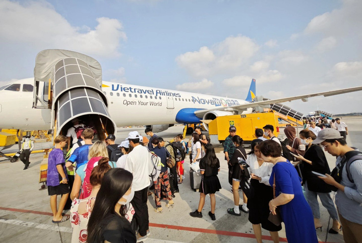 Khách đi lại bằng máy bay của Vietravel Airlines tại sân bay Tân Sơn Nhất - Ảnh: C.TRUNG