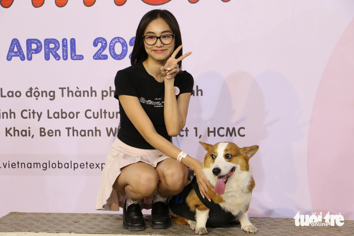 Chú chó corgi tên Athena - một trong những "khuyển thủ" giành giải cao của cuộc thi corgi marathon - bên cạnh cô chủ - Ảnh: BÌNH MINH