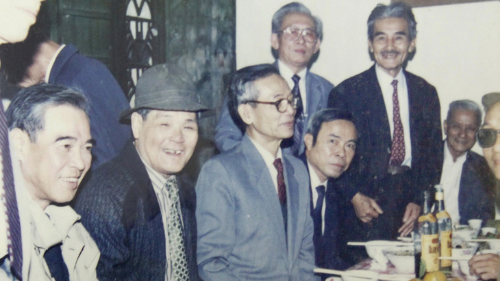 Cuối đời, ông Tạ Đình Đề (người đứng bìa phải) phải hai lần đi tù nhưng đồng đội, bạn bè và rất nhiều người dân vẫn quý mến ông - Ảnh gia đình cung cấp