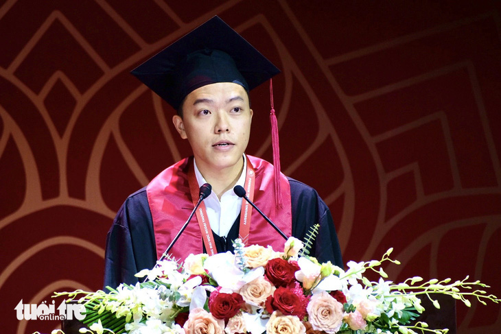 Thành Trung đại diện cho hơn 1.000 sinh viên phát biểu trong lễ trao bằng tốt nghiệp đợt 1 năm 2024 Trường đại học Ngoại thương, ngày 21-4 - Ảnh: NGUYÊN BẢO