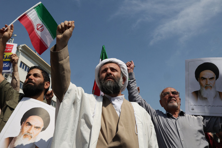 Làn sóng biểu tình phản đối Israel vẫn sôi sục ở Tehran ngày 19-4 - Ảnh: AFP