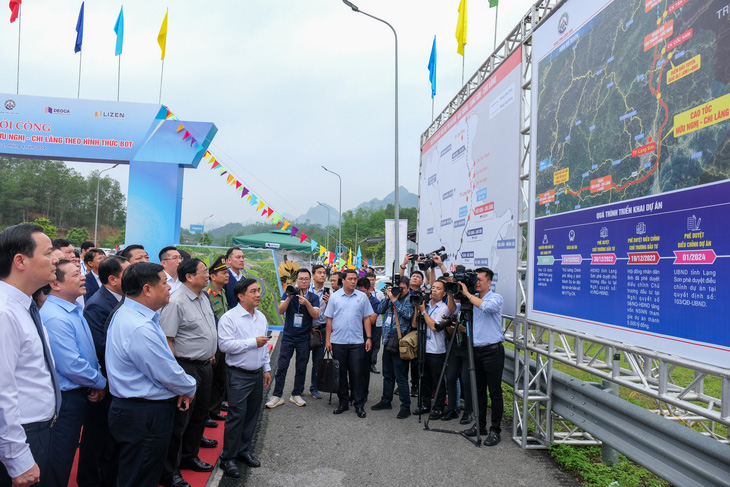 Thủ tướng Phạm Minh Chính nghe báo cáo về cao tốc cửa khẩu Hữu Nghị - Chi Lăng - Ảnh: HÀ QUÂN