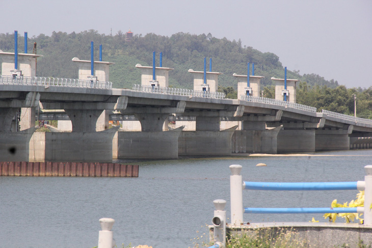 Dự án đập dâng hạ lưu sông Trà Khúc khởi đầu chỉ là đập cao su, có vốn đầu tư 60 tỉ đồng vào năm 2004 - Ảnh: TRẦN MAI