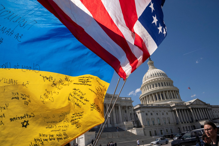 Quốc kỳ Mỹ và Ukraine tung bay bên ngoài Điện Capitol trong lúc Hạ viện Mỹ bỏ phiếu thông qua gói viện trợ 95 tỉ USD, cung cấp hỗ trợ an ninh cho Ukraine, Israel và Đài Loan, ngày 20-4 - Ảnh: REUTERS