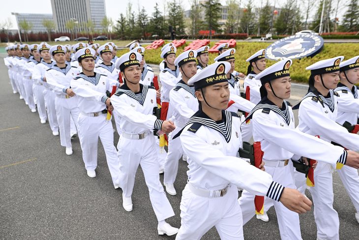 Binh sĩ hải quân Trung Quốc tại sự kiện cho công chúng tham quan các tàu chiến của nước này ở Thanh Đảo ngày 21-4 - Ảnh: REUTERS