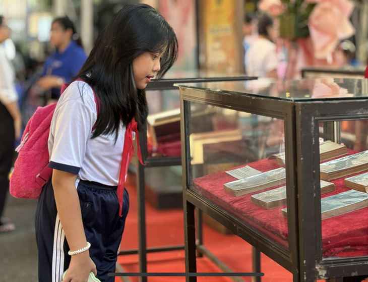 Học sinh tham quan Hội sách xuyên Việt mở cửa từ 13 đến 17-3-2024 tại Đường sách TP.HCM - ẢNH: NGUYỄN TÚ