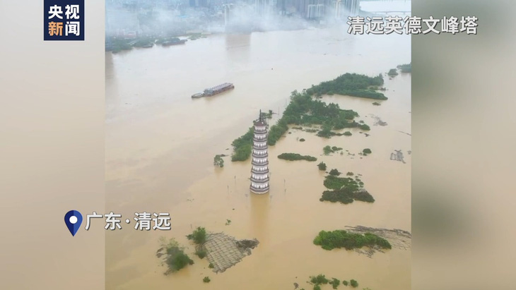 Chùa tháp Wenfeng ở thành phố Thanh Viễn, tỉnh Quảng Đông chìm trong biển nước ngày 21-4 - Ảnh: CQNEWS