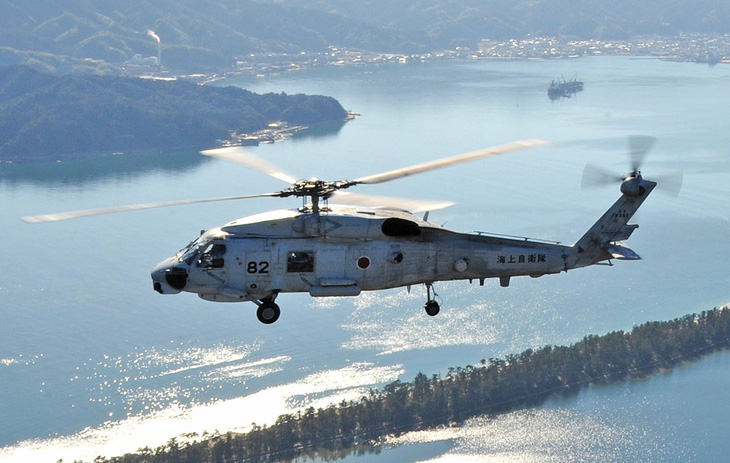 Hai máy bay trực thăng của quân đội Nhật Bản bị rơi khi huấn luyện làm 7 người mất tích - Ảnh: THE JAPAN TIMES