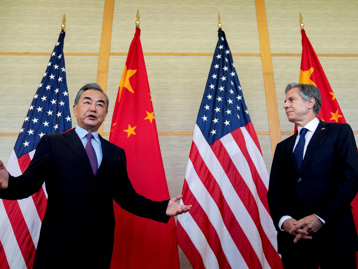 Ngoại trưởng Trung Quốc Vương Nghị (trái) trong một cuộc gặp Ngoại trưởng Mỹ Antony Blinken - Ảnh: REUTERS