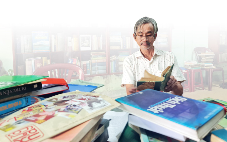 Bác sĩ Nguyễn Duy Long say mê đọc sách mỗi ngày đã 50 năm - Ảnh: TRẦN MAI