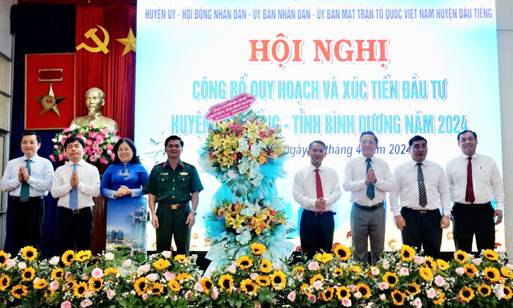 Lãnh đạo HĐND tỉnh và các sở, ngành tỉnh trao tặng hoa chúc mừng hội nghị