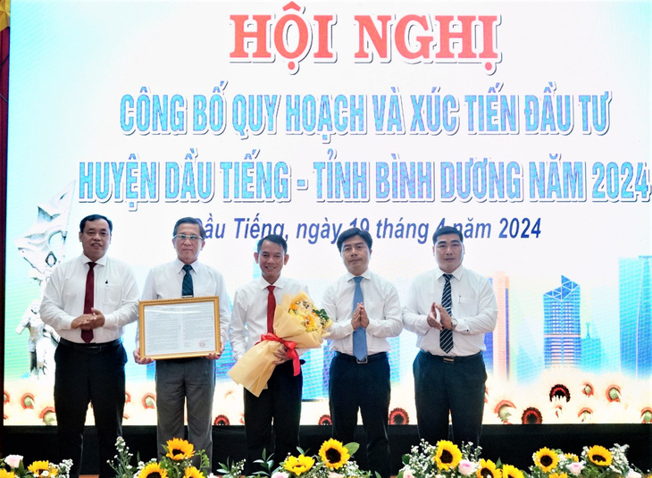 Ông Võ Hoàng Ngân, Giám đốc Sở Xây dựng trao quyết định quy hoạch huyện Dầu Tiếng