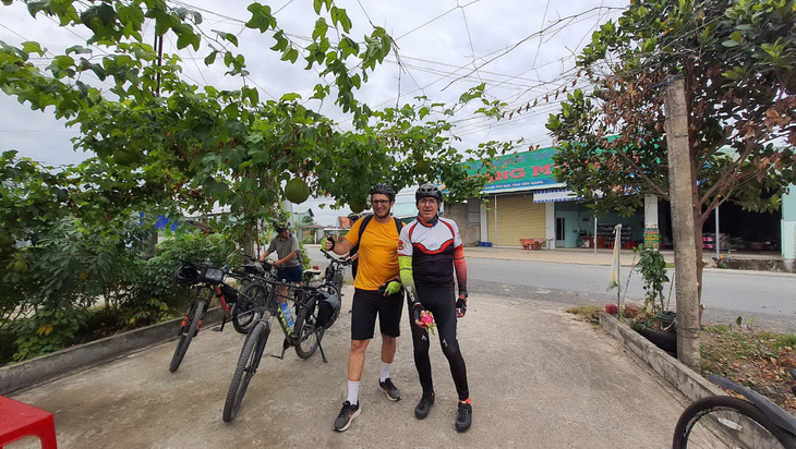 Ông Ray Kusschert (phải) và bạn trong chuyến đạp xe đến Mỹ Tho, tỉnh Tiền Giang - Ảnh: NVCC
