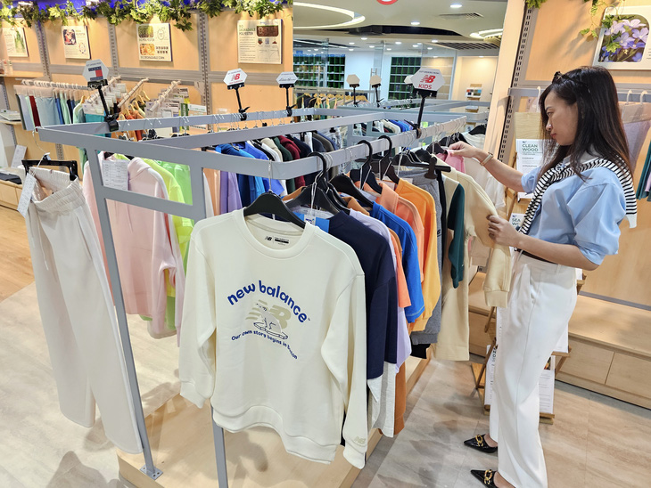 Quần áo tại một doanh nghiệp dệt may lớn ở TP.HCM dùng nguyên liệu từ nhựa tái chế, mía, ngô, vải tái chế... để xuất khẩu sang Nhật Bản, EU với thời gian phân hủy nhanh - Ảnh: NGỌC HIỂN