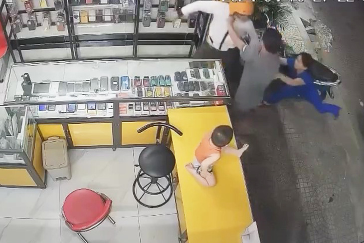 Tên cướp bị vợ chồng chủ cửa hàng điện thoại khống chế - Ảnh trích xuất camera