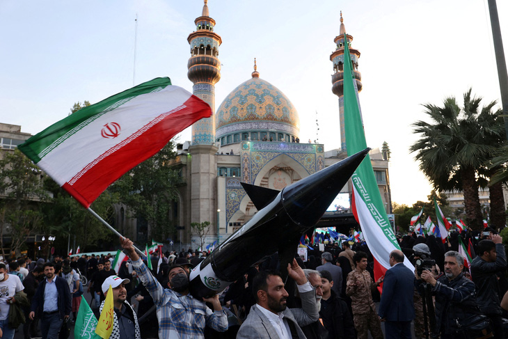Người Iran làm mô hình tên lửa ở Tehran, vài ngày sau vụ tấn công vào Israel - Ảnh: REUTERS
