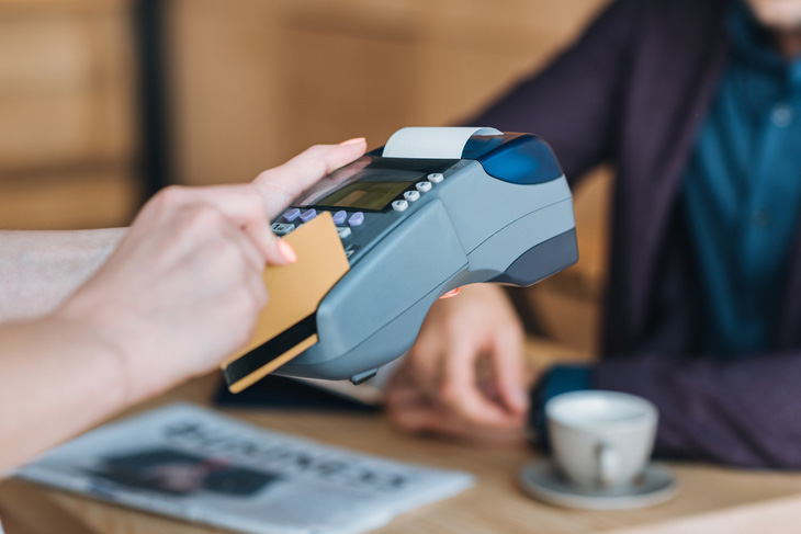 Phần lớn ngân hàng đều khuyến cáo người dùng hạn chế rút tiền mặt từ thẻ tín dụng vì mức phí rút tiền rất cao - Ảnh minh họa: Outlook Money
