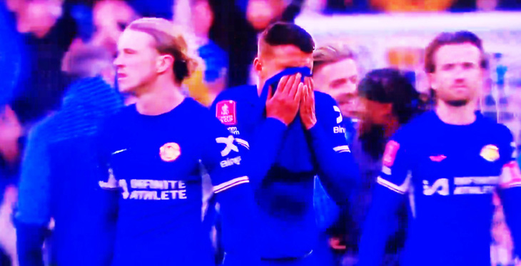Thiago Silva đã khóc trong khi đồng đội cười đùa sau trận thua Man City ở FA Cup